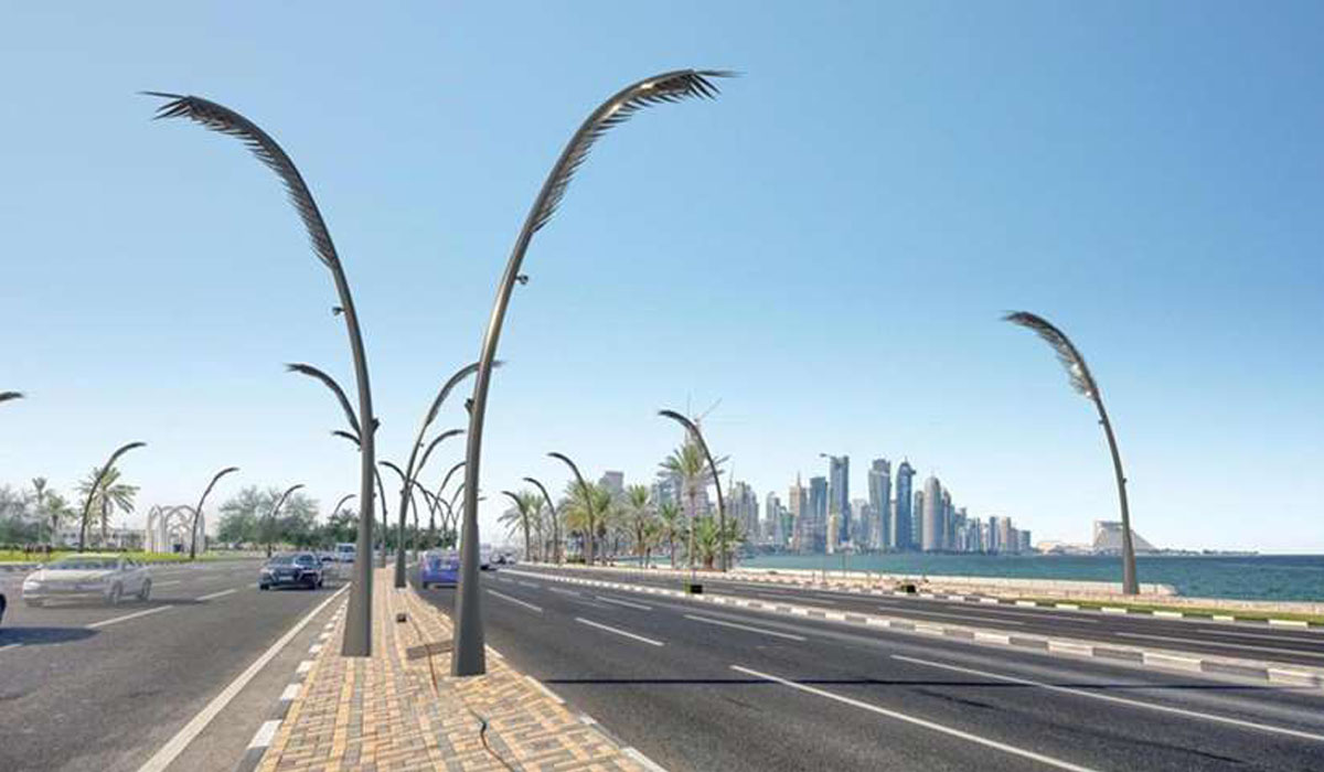 Installation of 1440 decorative light poles on Doha Corniche begins